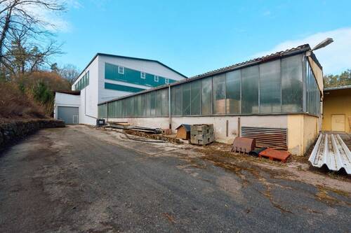 Gebäude 3, Außenansicht mit Freifläche - 