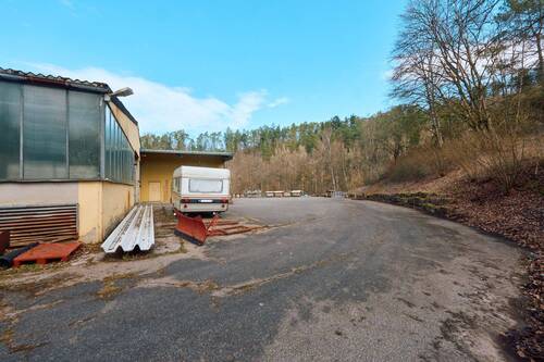 Gebäude 3, Außenansicht mit Freifläche - 