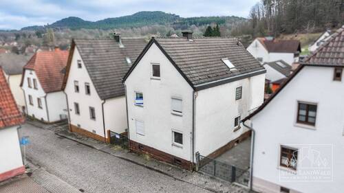 Luftansicht seitlich - 8 Zimmer Mehrfamilienhaus, Wohnhaus in Dahn