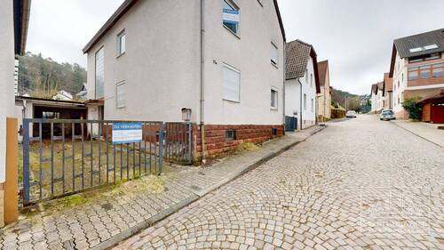 Eingang mit Tor - Mehrfamilienhaus, Wohnhaus mit 220,00 m&sup2; in Dahn zum Kaufen