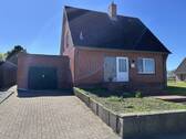Strassenansicht - Sackgassenlage ! Perfektes Haus für den Handwerker und die kleine Familie
