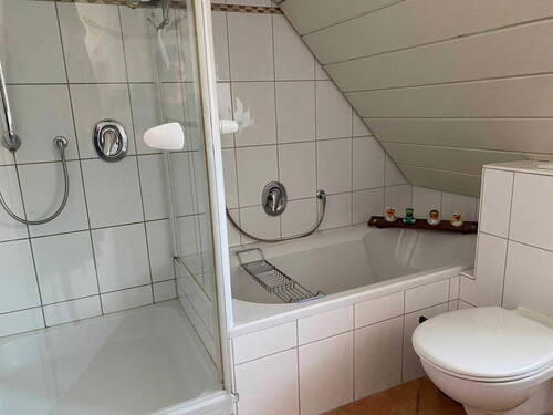 Bad mit Wanne und Dusche - 