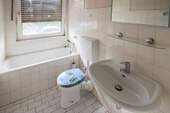 Badezimmer mit Badewanne - 