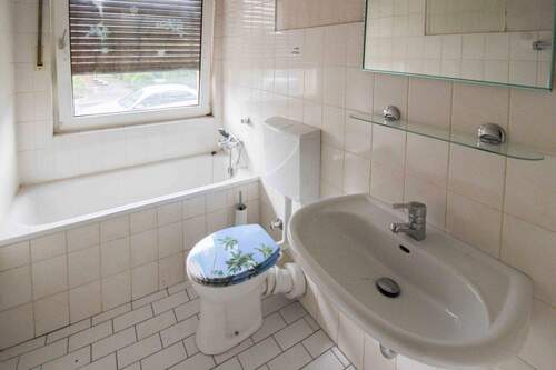 Badezimmer mit Badewanne - 