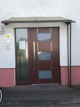 Neue Haustür - 4 Zimmer Etagenwohnung in Hirschstein