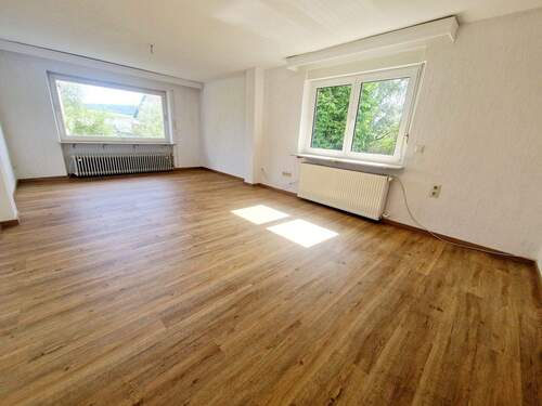 Wohnen - Wohnen im Grünen -- Geräumige 3 Zimmer Wohnung mit Terrasse Garten in LeinburgGersdorf
