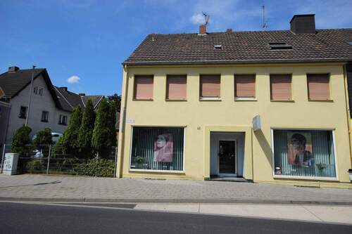 Straßenansicht - Wohn-, Geschäftshaus mit Bauland im Herzen von Wickrath