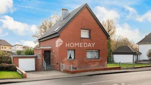 Außenansicht 1 - Hier entsteht das Gefühl von Ankommen: EFH mit Garage, großer Terrasse und 5 Zimmern