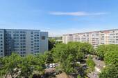 Aussicht - Bezugsfrei: Gut geschnittene 3-Zimmer-Wohnung mit grandioser Aussicht vom schönen Balkon