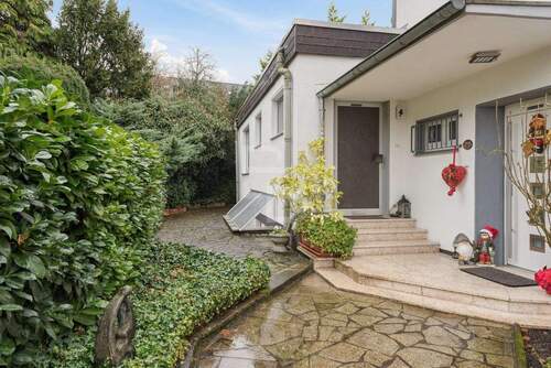 Überdachter Eingang - 5 Zimmer Bungalow zum Kaufen in Köln