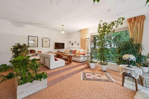 Wohnbereich mit großen Fenstern - 5 Zimmer Bungalow in Köln