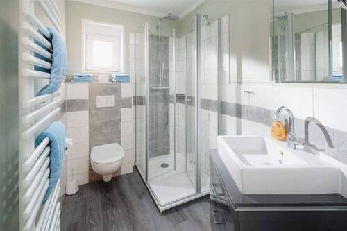 Duschbad EG - 7 Zimmer Mehrfamilienhaus, Wohnhaus in Norderney