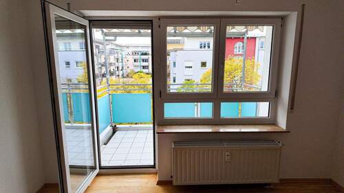 Wohnzimmer Blick auf Balkon - 
