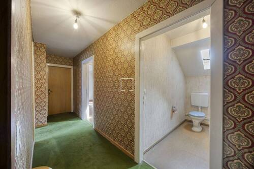 Flur OG mit Zugang Gäste-WC - 