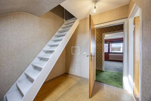 Flur OG mit Aufgang Dachboden - 