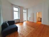 Wohnzimmer mit offener Küche - individuell + stilvoll + saniert + Balkon --- gepflegte Altbauwohnung nahe Spreeufer