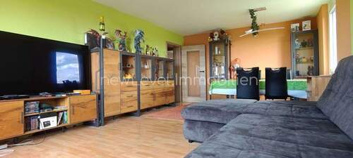 Wohnzimmer - Modern gestaltete 4-Zimmer-Eigentumswohnung mit weitem Blick über Reutlingen