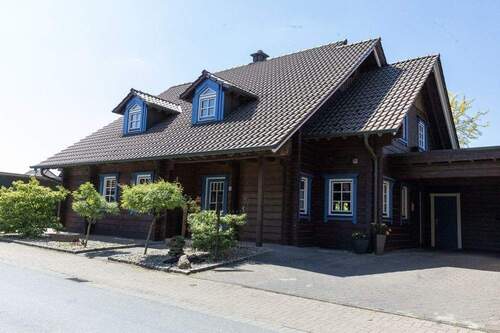 001Außenansicht - Schönes Leben in Holz und Licht - Blockhaus mit Garten in ruhiger Lage