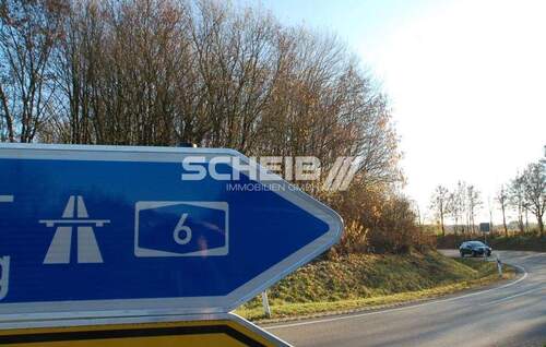 Nahe der A6 - Ihre Parkplätze in gut sichtbarer Lage!
