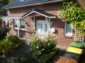 Südseite mit Hauseingang - Tolles NR-EFH (2003) mit WintergartenSaunaKaminGarage wird frei