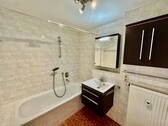 Bad mit Wanne und WC - 