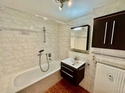 Bad mit Wanne und WC - 