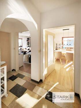 Flur zu Küche und Wozi.jpg - 