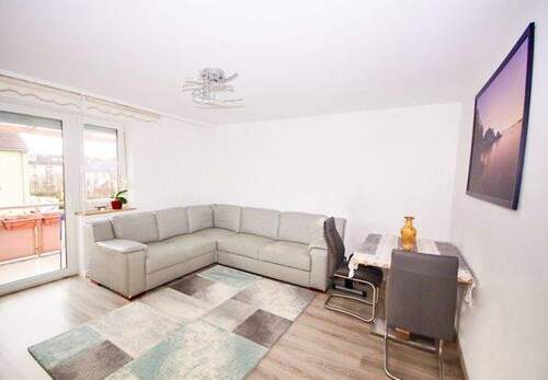 Wohnzimmer mit Südausrichtung - 2 Zimmer Etagenwohnung zum Kaufen in München