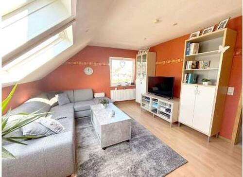 Wohnzimmer - Renovierte Dachgeschosswohnung mit Moselblick, Gartenanteil & viel Nutzfläche - ab 01.04. frei