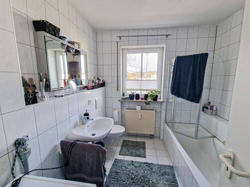 Tageslichtbad mit Wanne & WM-Anschluss - 