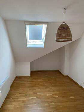 Dachgeschosszimmer mit Fenster - 2 Zimmer Etagenwohnung zur Miete in Lörrach