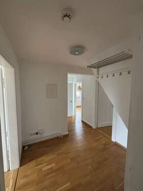 Heller Flur mit Holzboden - 