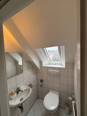 Dachgeschoss-WC mit Dachfenster - 