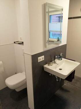 1.OG rechts - Tageslichtbad mit Dusche Bild 1 - 