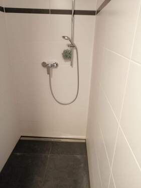 1.OG rechts - Tageslichtbad mit begehbarer Dusche - 