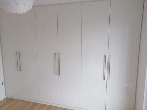 Top-Ausst. mit eingebautem Schlazimmerschrank - 