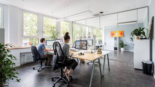 Bild 1 - Helles Fix-Desk im Großraumbüro in München Arabellapark sofort verfügbar
