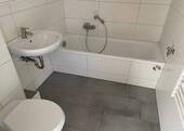 Bad mit Wanne - 2 Zimmer Etagenwohnung in Oschersleben