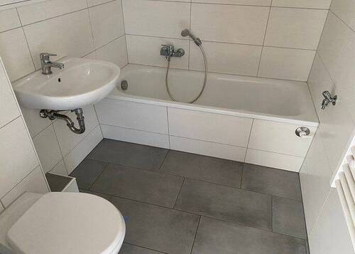 Bad mit Wanne - 2 Zimmer Etagenwohnung in Oschersleben