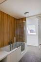 Modernes Bad mit Wanne inkl. Duschzone - 