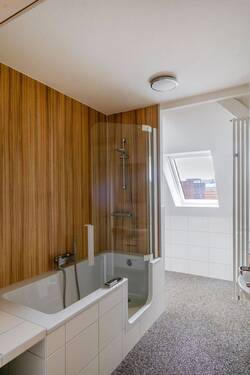Modernes Bad mit Wanne inkl. Duschzone - 