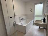 Tageslichtbad mit Dusche und Wanne - 