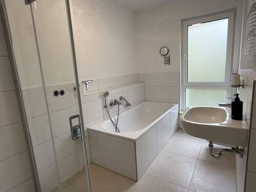 Tageslichtbad mit Dusche und Wanne - 
