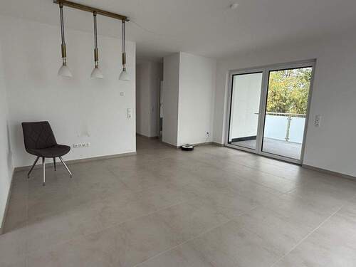 Offenes Wohn-/Esszimmer mit Balkon - 