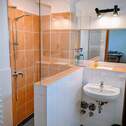 Modernes Badezimmer mit Dusche - 