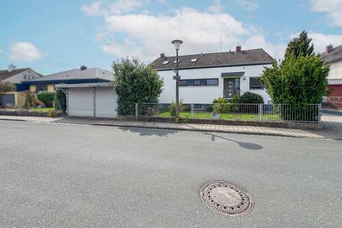 Hausansicht - Haus-im-Haus Gefühl! 3-Zimmer-Wohnung mit Galerie, Ankleide & eigenem Zugang im Zweifamilienhaus