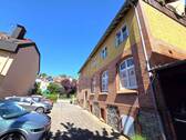 Seitenansicht mit Stellplätzen - 3 Zimmer Mehrfamilienhaus, Wohnhaus zum Kaufen in Eppstein