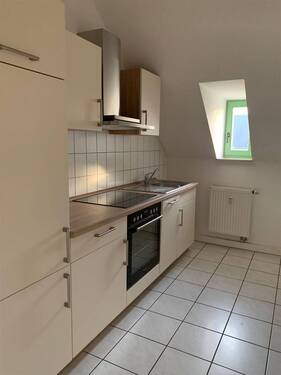 Küche - Großzügige DG 2-Zimmer mit EBK, Laminat und Dusche in guter Lage