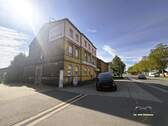 Hausansicht mit Parkplätzen - 