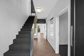 Flur mit Treppe ins Obergeschoss - 